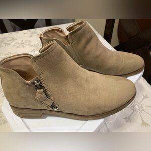 Dr. School’s Size 7 taupe bootie.